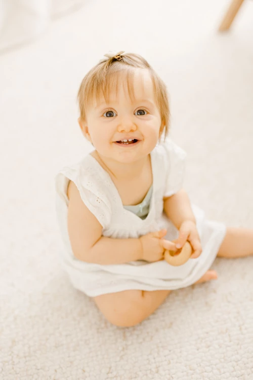 sourire bonheur main enfant gris